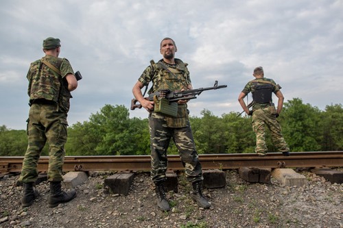 Ukrainian government declares cease-fire while clashes in Donbass go on - ảnh 1